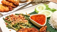 Wah daging ayam taliwang postingan netizen @vickyangdi ini terlihat empuk banget. Makannya pakai urap, nasi dan sambal. Mantap! Foto: Instagram