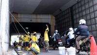 Pengerjaan ini membuat arus lalu lintas sedikit tersendat.