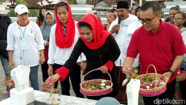 Puti berziarah ke Makam Raga Satria Angkatan Laut Republik Indonesia (ALRI)