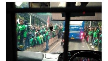 Pemandangan dari dalam Transjakarta, yang tampak hanya para driver ojol. (Foto: Screenshot Twitter)