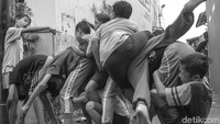 Beberapa anak menahan keseimbangan agar tidak terjatuh. Bila ada yang terjatuh maka mereka kalah.