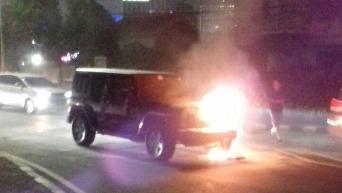 Mobil SUV Terbakar di Bundaran Senayan