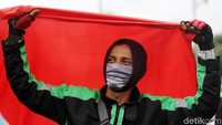 Sebagian dari mereka berdemonstrasi sambil mengibarkan bendera merah putih.