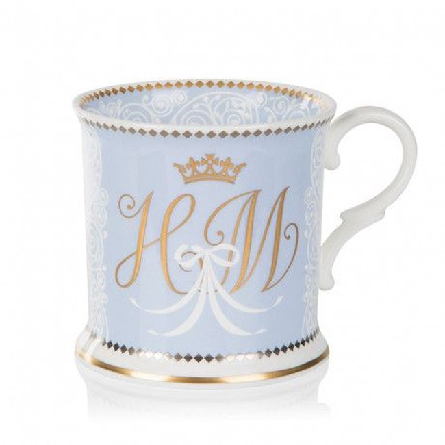 Setiap suvenir dihiasi tulisan dan unsur dekoratif yang dikreasikan menggunakan teknik kuno sejak 250 tahun yang lalu. Semuanya pun diberi finishing emas 22 karat. Foto: Dok. Royal Collection Trust