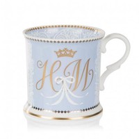 Setiap suvenir dihiasi tulisan dan unsur dekoratif yang dikreasikan menggunakan teknik kuno sejak 250 tahun yang lalu. Semuanya pun diberi finishing emas 22 karat. Foto: Dok. Royal Collection Trust