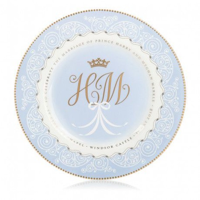 Koleksi suvenir terdiri dari set perangkat makan seperti piring, mug, wadah pil, gelas, dan sebagainya. Koleksi tableware berwarna biru muda dan putih, dengan inisial keduanya H dan M tertulis di bagian tengah dengan tinta emas. Foto: Dok. Royal Collection Trust