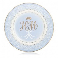 Koleksi suvenir terdiri dari set perangkat makan seperti piring, mug, wadah pil, gelas, dan sebagainya. Koleksi tableware berwarna biru muda dan putih, dengan inisial keduanya H dan M tertulis di bagian tengah dengan tinta emas. Foto: Dok. Royal Collection Trust