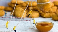 Kelezatan nugget saat dicocol ke saus gurih tergambar dari foto ini. Wah, nuggetnya jadi kelihatan berat ya saat ditarik dengan tali seperti ini? Foto: Instagram mcdonaldsau