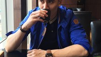 Anak dari artis senior Venna Melinda ini memiliki wajah yang tampan dan tubuh yang tegap. Ini saat ia menyesap secangkir ocha hangat. Gayanya keren, kan? Foto: Instagram @bramastavrl  