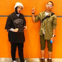  Lenggogeni Faruk juga senang memakai aksesori seperti topi dan kacamata hitam. Ia tak segan memakai busana kasual seperti celana jeans hingga oversized T-shirt agar tampil lebih muda. Foto: Instagram