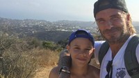 Kalau ini, saat David Beckham bersama anaknya Romeo Beckham. Terlihat mereka sedang trekking tapi sayangnya Beckham tidak memberitahu di mana lokasinya (davidbeckham/Instagram)