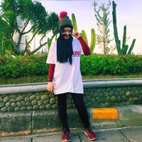 Namun, Sajidah tampaknya lebih berani memadupadankan busana. Ia sering tampil nyentrik dengan oversized t-shirt ala gaya anak hyepbeast. Ia pun sering memakai topi kupluk di atas hijabnya. Foto: Instagram