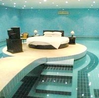 Tujuan kamar tidur sekaligus kolam renang ini mungkin adalah untuk selalu bisa berenang setelah dan sebelum istirahat atau bisa istirahat setelah dan sebelum berenang. Foto: Instagram @pleasehatethesethings