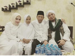 Repost Foto Yulia Mochamad Video Call-an, Putri Opick: Mirip Ayah Ya