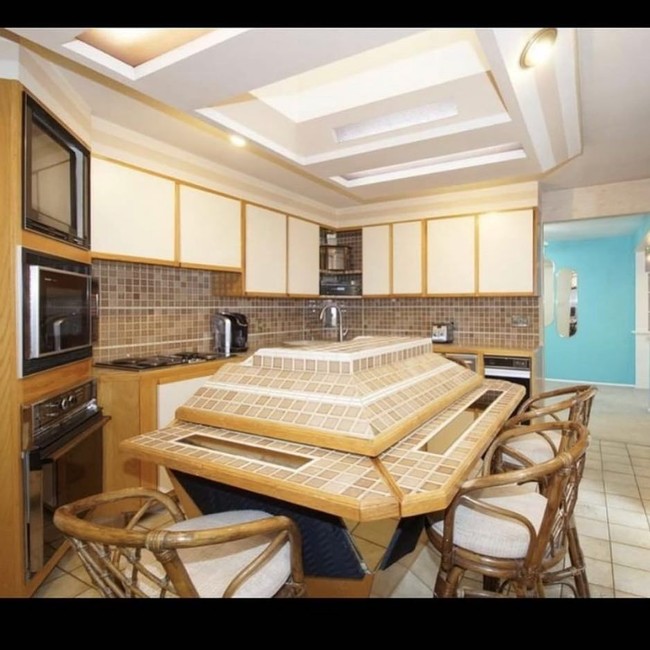 Meja berikut sangat unik. Tapi apa pemilik rumah tidak bingung bagaimana menaruh piring dan mengambil makanan? Foto: Instagram @pleasehatethesethings