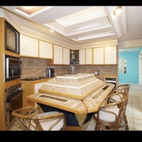 Meja berikut sangat unik. Tapi apa pemilik rumah tidak bingung bagaimana menaruh piring dan mengambil makanan? Foto: Instagram @pleasehatethesethings