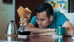 Doyan Ngopi, Ini 10 Pose Arifin Putra Meracik hingga Menikmati Kopi!