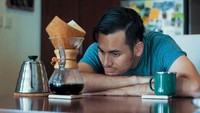 Hayo! Arifin ngeliatin apa ya? Ia sedang menyeduh kopi sendiri menggunakan teknik manual brew. Foto: Instagram arifinputra_