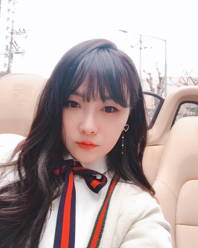 Guru cantik yang mengajar sejarah ini adalah Lee Da Ji. Ia merupakan lulusan Universitas Wanita Ehwa. Selain mengajar Da Ji juga sangat menyukai olahraga mobil. Foto: Instagram