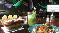 Happy tummy tulis Manohara dalam captions fotonya. Menu makan siangnya sudah lengkap nih tinggal disantap. Yummy! Foto: instagram @manodelia