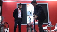 Petugas yang  memperagakan fungsi mesin pembersih di salah satu stan pada Clean and Laundry Expo 2018.