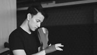 Hobi muay thai ini pun membuat Billy mahir memasang sendiri hand wrap di tangannya. Foto: Instagram @billydavidson_