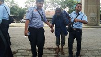 Kakek asal Pemalang, Jawa Tengah, ini ternyata tidak memiliki sanak saudara di Jakarta maupun di kampung halaman. Ia hidup sebatang kara untuk merawat dirinya sendiri.