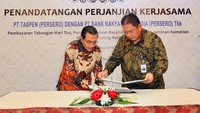 Dengan menggunakan Taspen Smart Card yang juga berfungsi sebagai Kartu Identitas Pensiun berbasis data biometric. Foto: dok. BRI