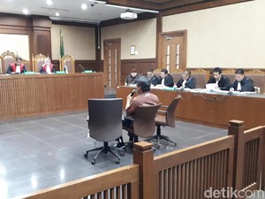 Saksi Lihat Abun Beri Bupati Rita Uang Pakai Kantong Plastik