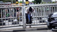 Perilaku tak tertib ini dapat membahayakan diri sendiri dan pengendara yang melintas.