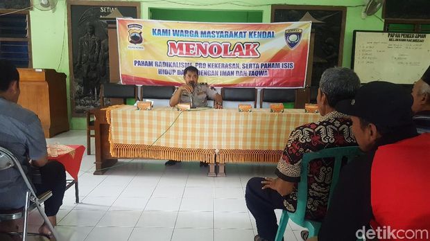 Polisi Rangkul Warga di Kendal Cegah Paham Radikal