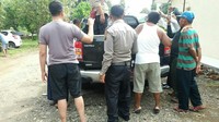 Warga menangkap ramai-ramai buaya itu dan menyerahkan ke aparat kepolisian. Butuh lima orang mengangkat buaya itu.