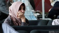 Pantauan detikcom Yaqud tiba di Gedung KPK, Jalan Kuningan Persada, Jakarta Selatan, Selasa (27/3/2018) sekitar pukul 10.05 WIB. Dia mengenakan kerudung warna krem dan jaket hitam.