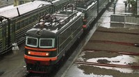 Kedatangan rangkaian kereta tua warna hijau misterius di China memicu spekulasi soal kunjungan pemimpin Korut Kim Jong-Un. Kereta itu mirip dengan yang pernah dipakai pemimpin Korut sebelumnya, Kim Jong-Il, saat melakukan kunjungan ke luar negeri. Foto-foto dan video yang menunjukkan kereta itu ada di salah satu stasiun kereta di Beijing telah beredar luas secara online sejak Senin (26/3) malam waktu setempat.(Foto: ITAR TASS/Stringer)