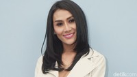 Melly adalah trans Woman. Bukan itu, ia juga dulunya satu tempat kos dengan Lucinta Luna. Foto: Pool/Noel/DetikFoto.