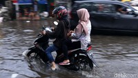 Pemotor menerobos banjir.