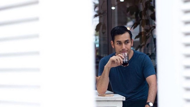 Ini 5 Artis Tampan Indonesia yang Pencinta Berat Kopi