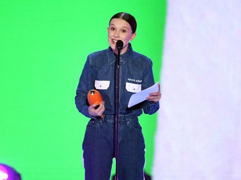 Gaya Kekinian Millie Bobby Brown Pakai Kemeja yang Mengingatkan Tragedi