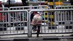 Foto: Aksi Nekat Penyeberang Jalan Terobos Pagar Pembatas