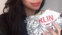 Pemilik nama lengkap Manohara Odelia Pinot ini sekarang makin cantik. Lewat instagramnya, ia banyak memposting foto bersama makanan. Kali ini ia tengah asyik menyantap kebab falafel. Foto: instagram @manodelia