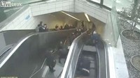 Namun pegangan itu terlepas dan Erik menghilang ke dalam lubang. Foto: LiveLeak/mirror.co.uk