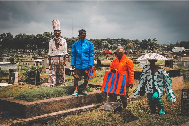 Dari keterangan foto yang ditulisnya Arnold Putra mengungkapkan bahwa koleksi unik ini dibuatnya terinspirasi dari tren 2017. Dan para pria yang memakai karyanya merupakan penggali kuburan. a small but satiating collection i designed and directed based off 2017s hypes. Modeled by local grave diggers who tried to pull an extortion on your boy,” demikian Arnold menulis di Instagram. Foto: Instagram Arnold Putra