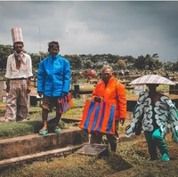 Dari keterangan foto yang ditulisnya Arnold Putra mengungkapkan bahwa koleksi unik ini dibuatnya terinspirasi dari tren 2017. Dan para pria yang memakai karyanya merupakan penggali kuburan. a small but satiating collection i designed and directed based off 2017s hypes. Modeled by local grave diggers who tried to pull an extortion on your boy,” demikian Arnold menulis di Instagram. Foto: Instagram Arnold Putra