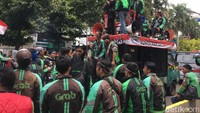 Pendemo menuntut rasionalisasi tarif ojek online dari pemerintah dan meminta legalitas angkutan online kendaraan roda dua.