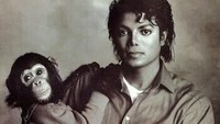 Michael Jackson diketahui memelihara seekor simpanse bernama Bubbles yang lahir pada April 1983. (Dok. Instagram)