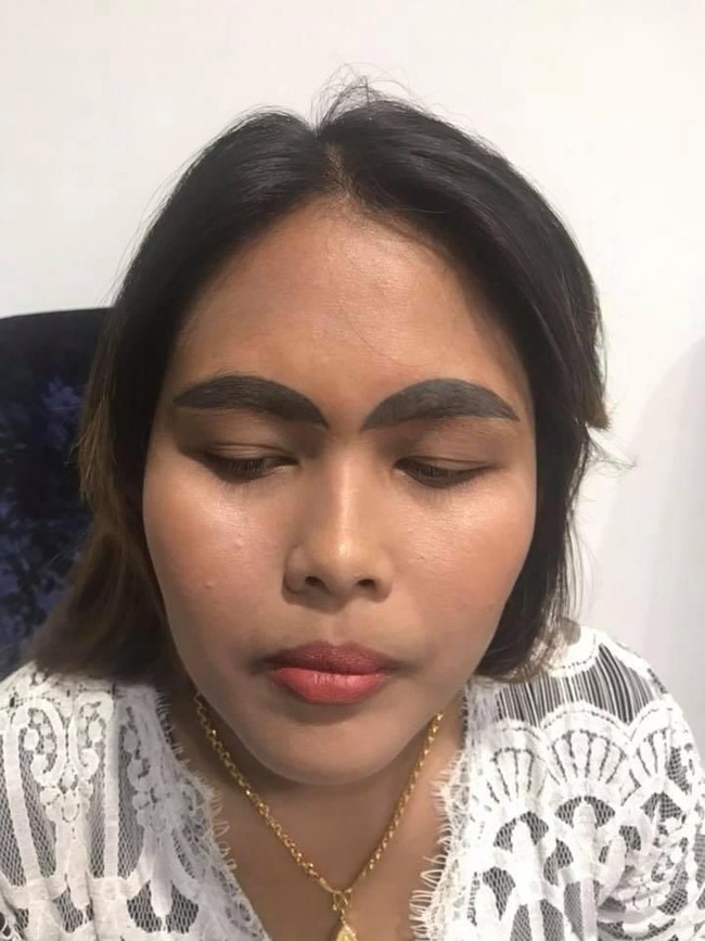 Wanita Thailand bernama Kanyarat Dew Chaichan jadi viral setelah mengunggah foto alis yang bikin kaget. Alisnya terlalu tebal dengan bentuk yang tak keruan hingga mirip siput.  Foto: dok. Facebook