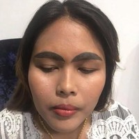 Wanita Thailand bernama Kanyarat Dew Chaichan jadi viral setelah mengunggah foto alis yang bikin kaget. Alisnya terlalu tebal dengan bentuk yang tak keruan hingga mirip siput.  Foto: dok. Facebook