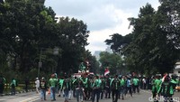 Penampakan massa demo ojek online yang long marcch ke Istana.