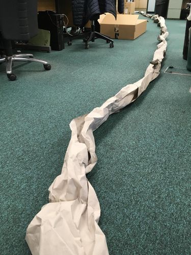 Bikin Kaget! Kardus Pembungkus Barang Ini Jauh Lebih Besar dari Isinya