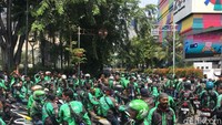 Pendemo longmarch dari depan gedung Kominfo, Jl Medan Merdeka Barat menuju depan Istana.